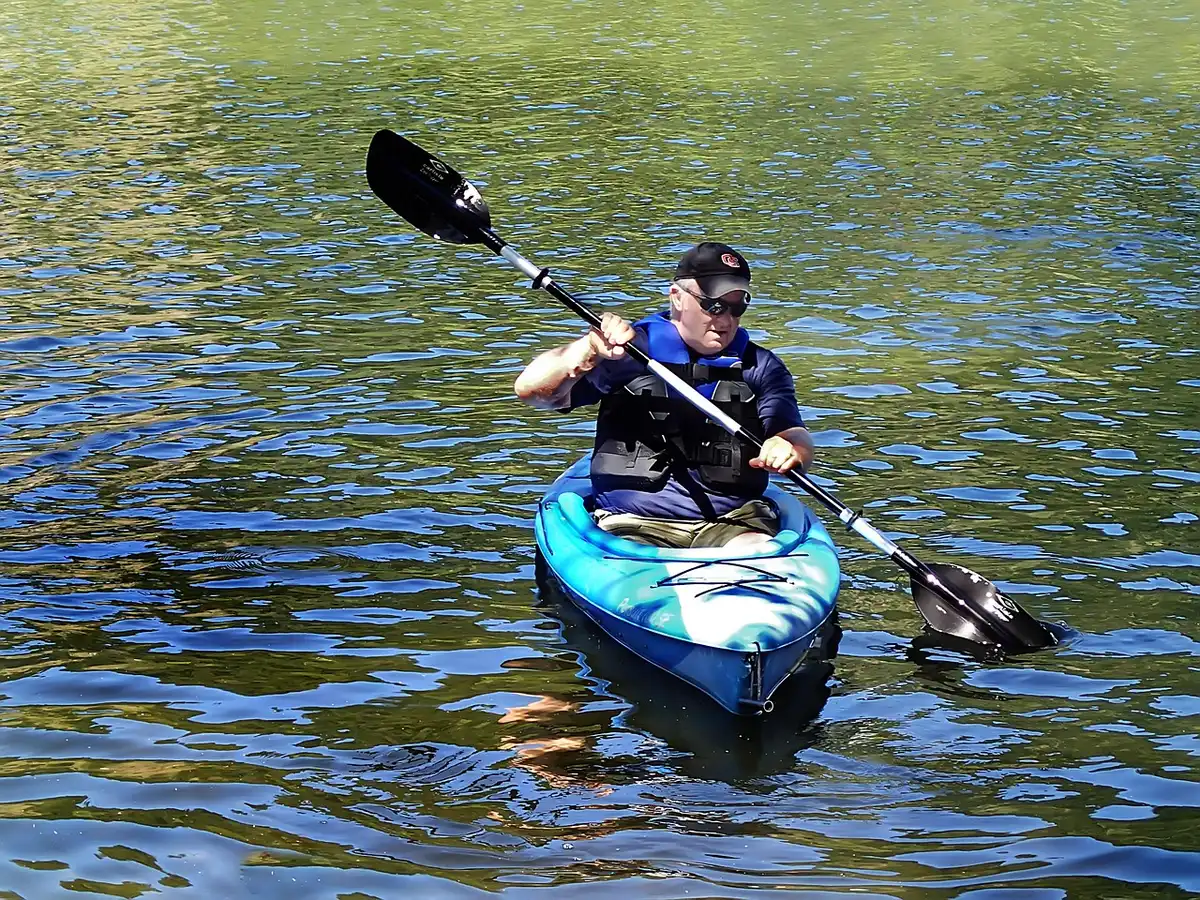 Personnes en kayak et paddle sur des eaux calmes du lac