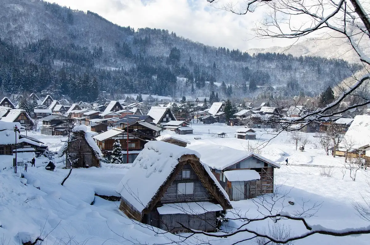 Ruelles et maisons à pans de bois et calcaire dans la bastide