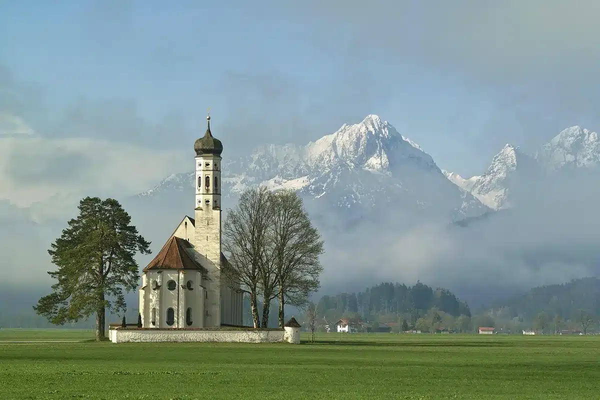 Église fortifiée avec clocher et voûtes medievales
