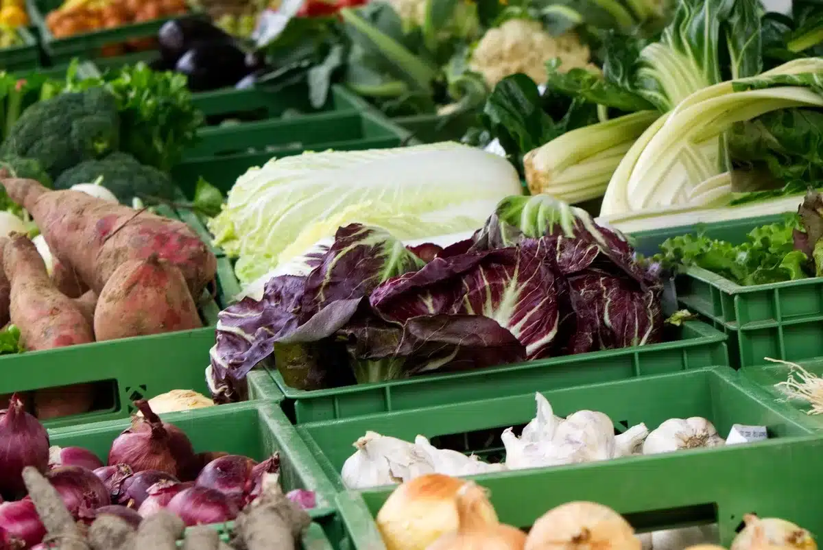 Étal de marché coloré avec produits locaux sur la Côte d'Azur