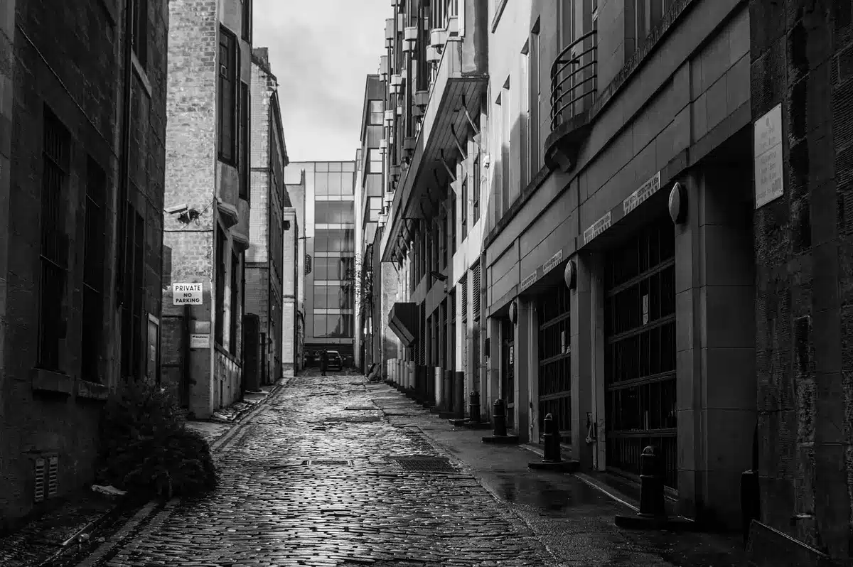 Ruelles pavées et façades chaudes de la vieille ville