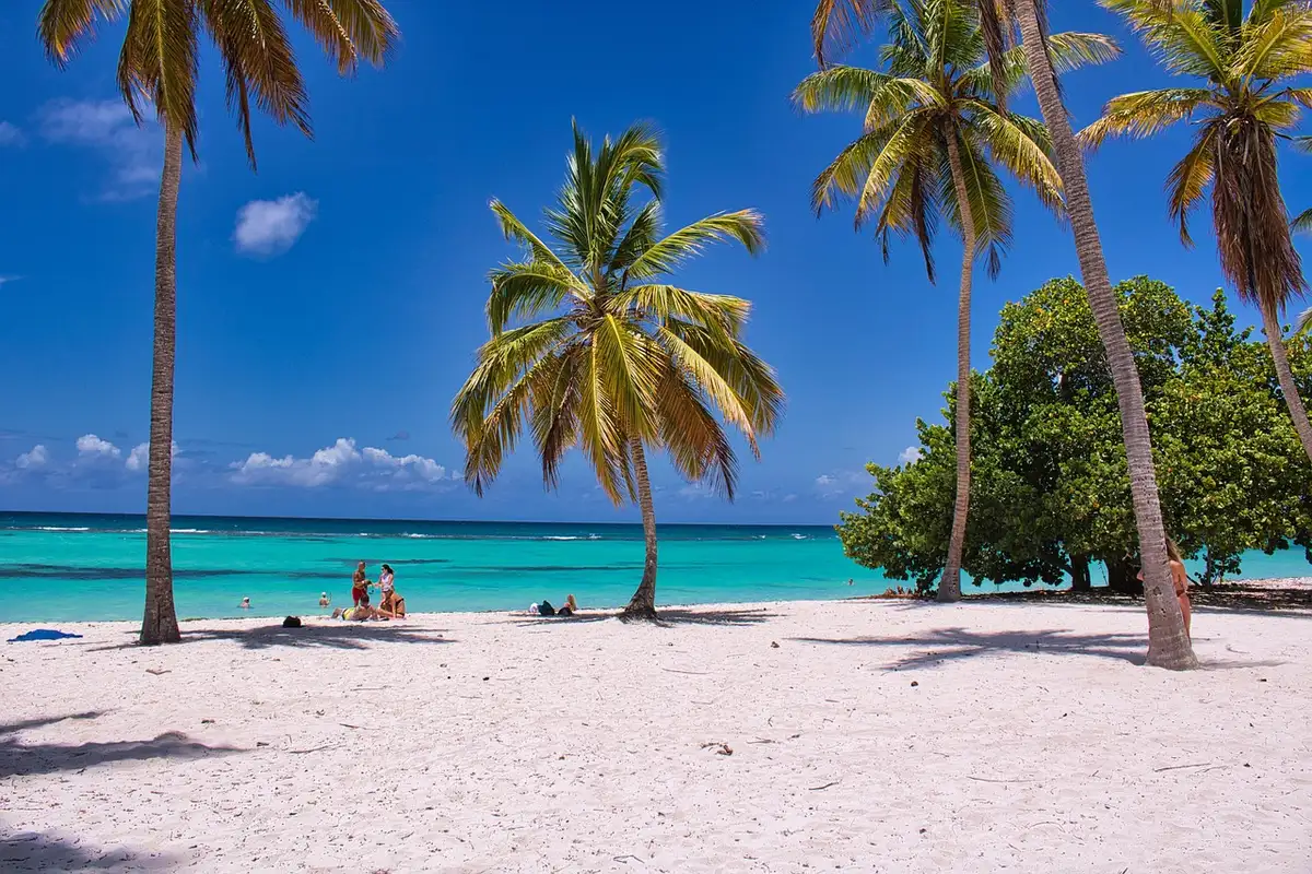 Cabines de plage colorées le long d'une plage de sable fin