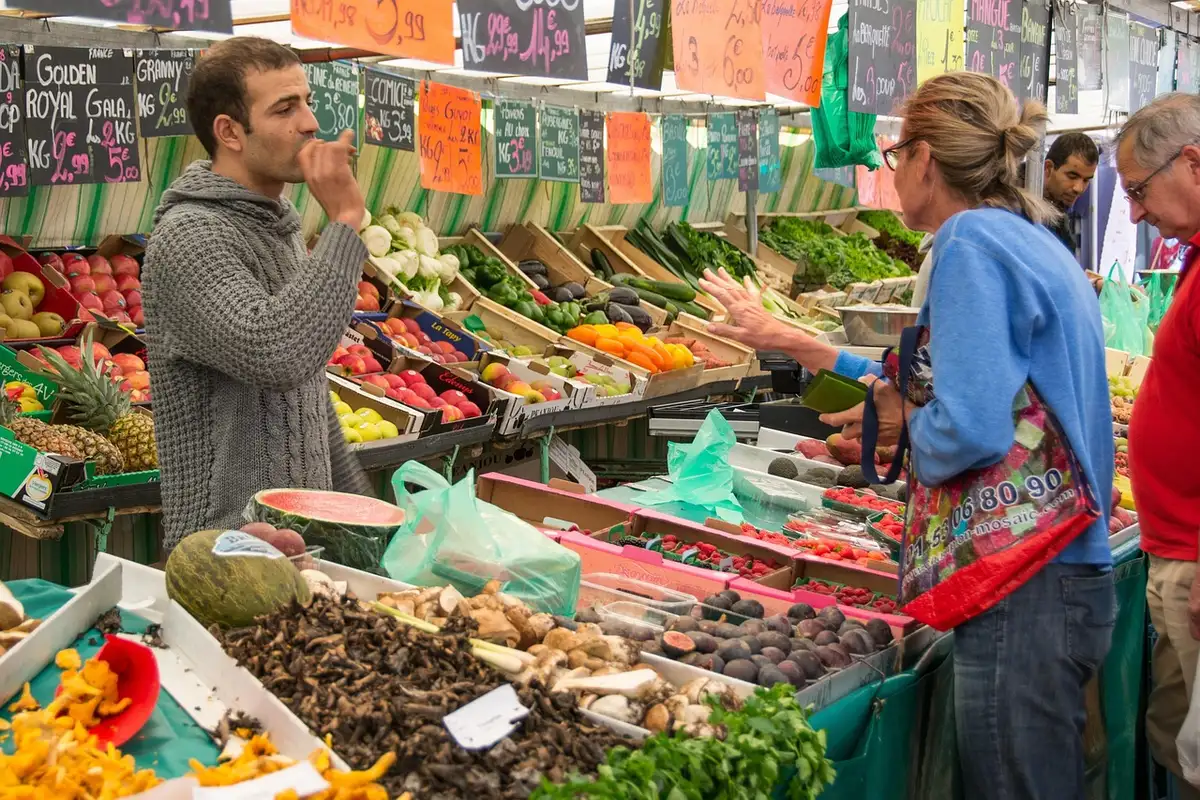 Étal de poissons et produits provençaux sur un marché local