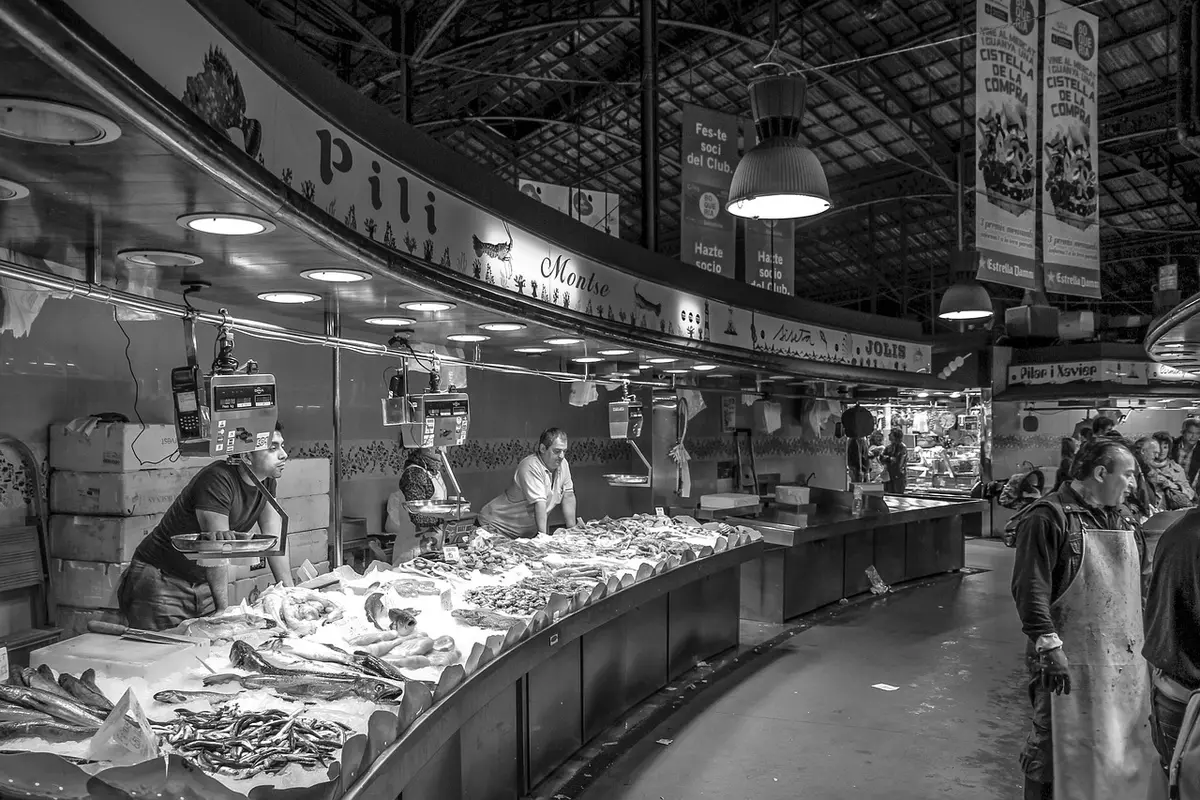 Plateau de fruits de mer frais et poissonnerie traditionnelle du port