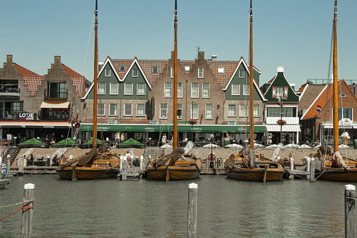Port de pêche normand authentique avec façades patinées et bateaux au lever du jour