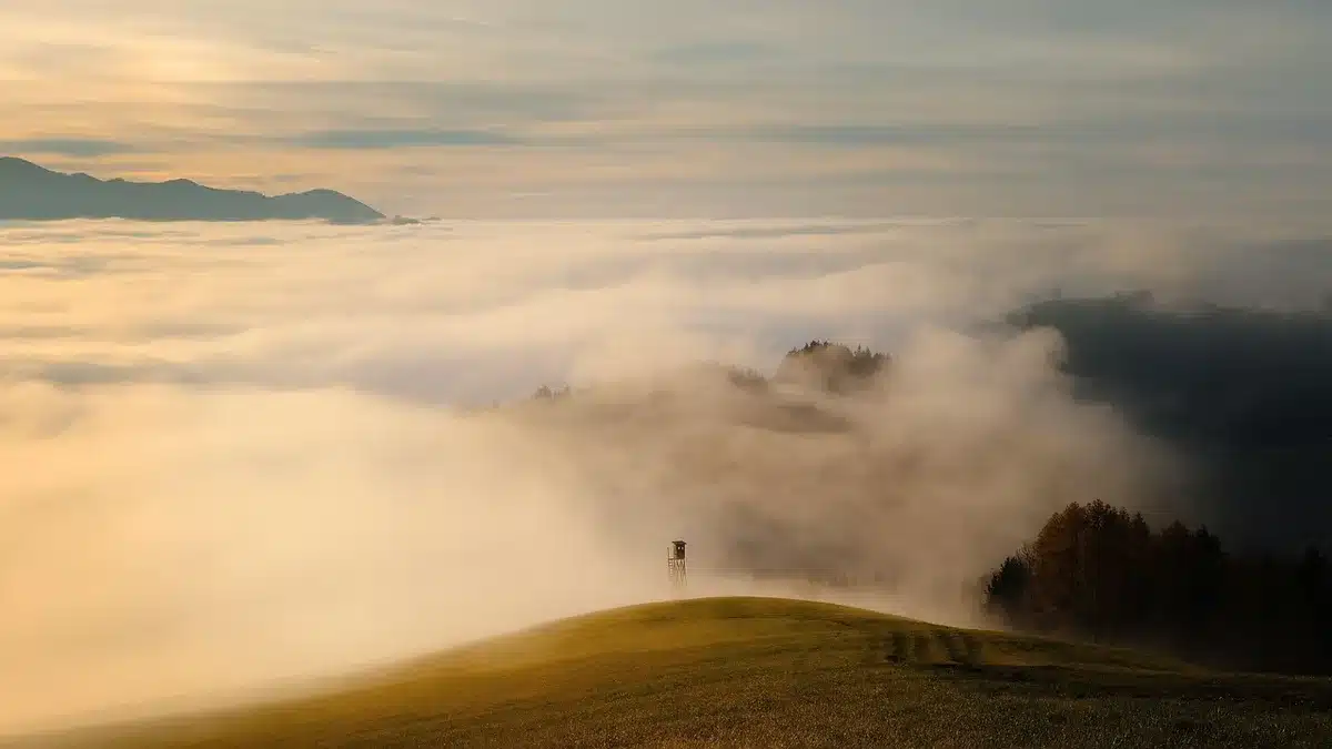Famille se promenant dans un village savoyard en journée