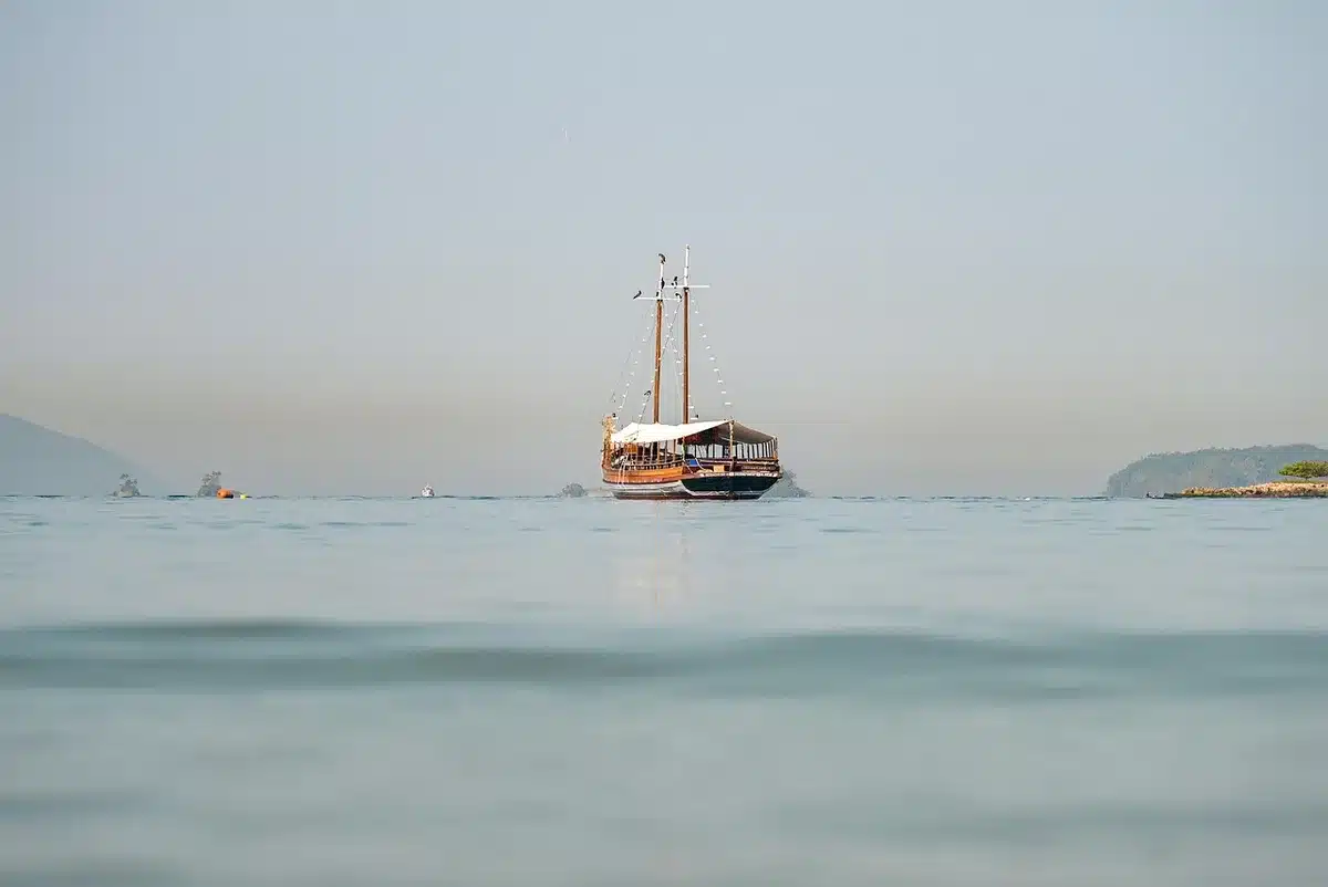 Crique privée isolée entre montagnes et mer avec coucher de soleil