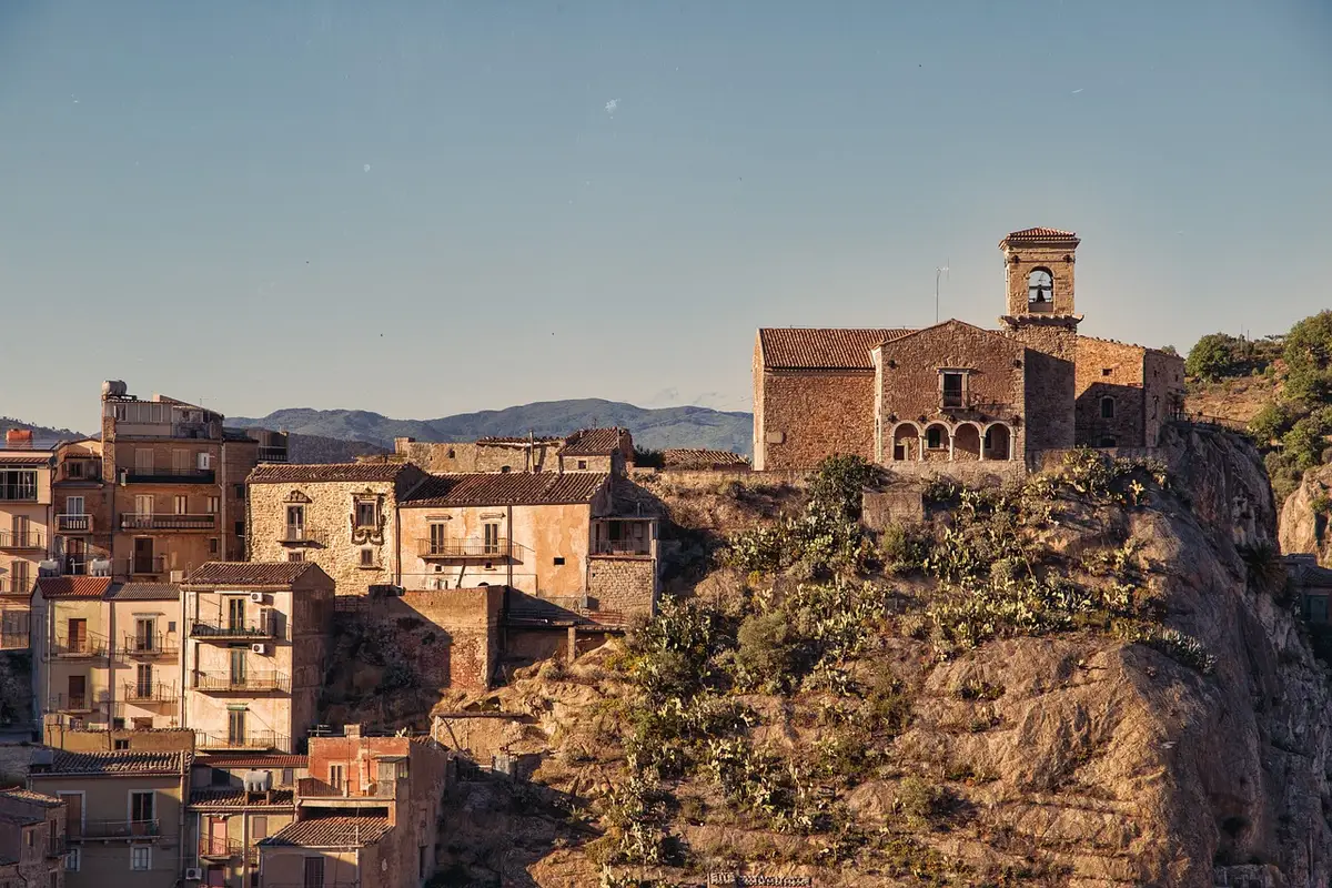 Église romane perchée sur la falaise avec panorama marin