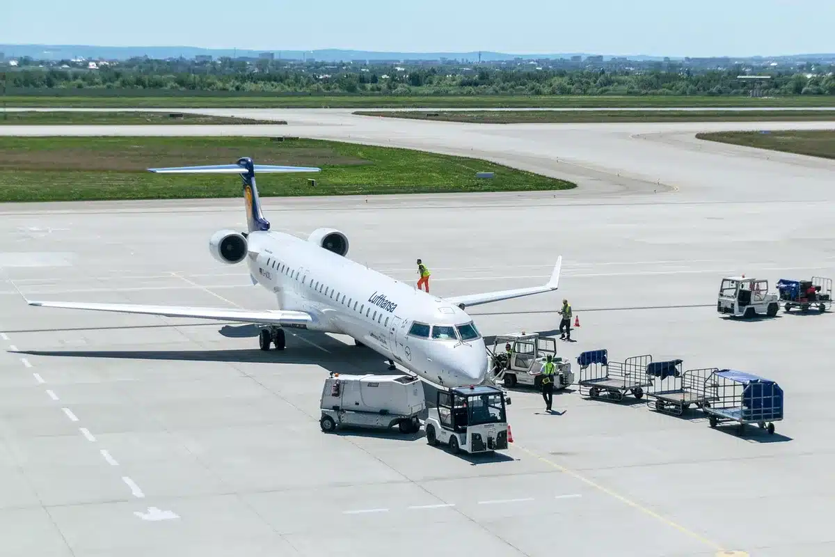 Transfert privé avec chauffeur et valises prêt au départ