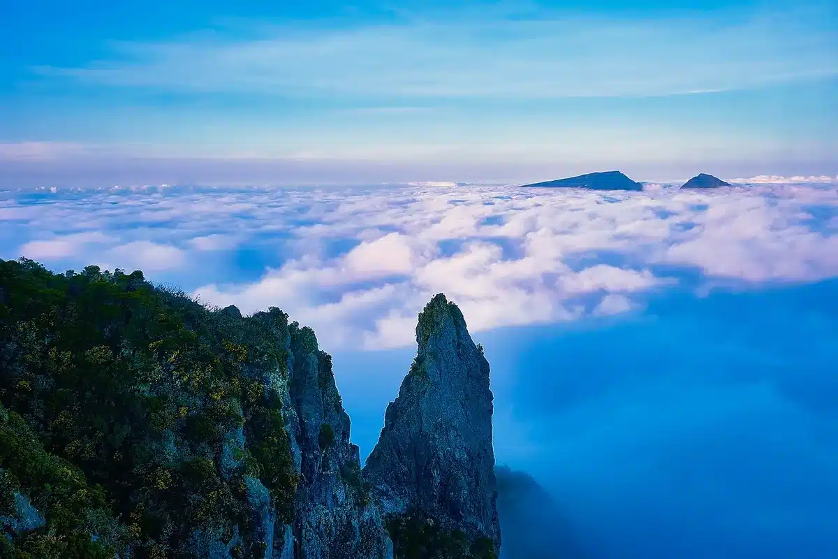 Panorama d'un cirque montagneux à La Réunion avec végétation luxuriante