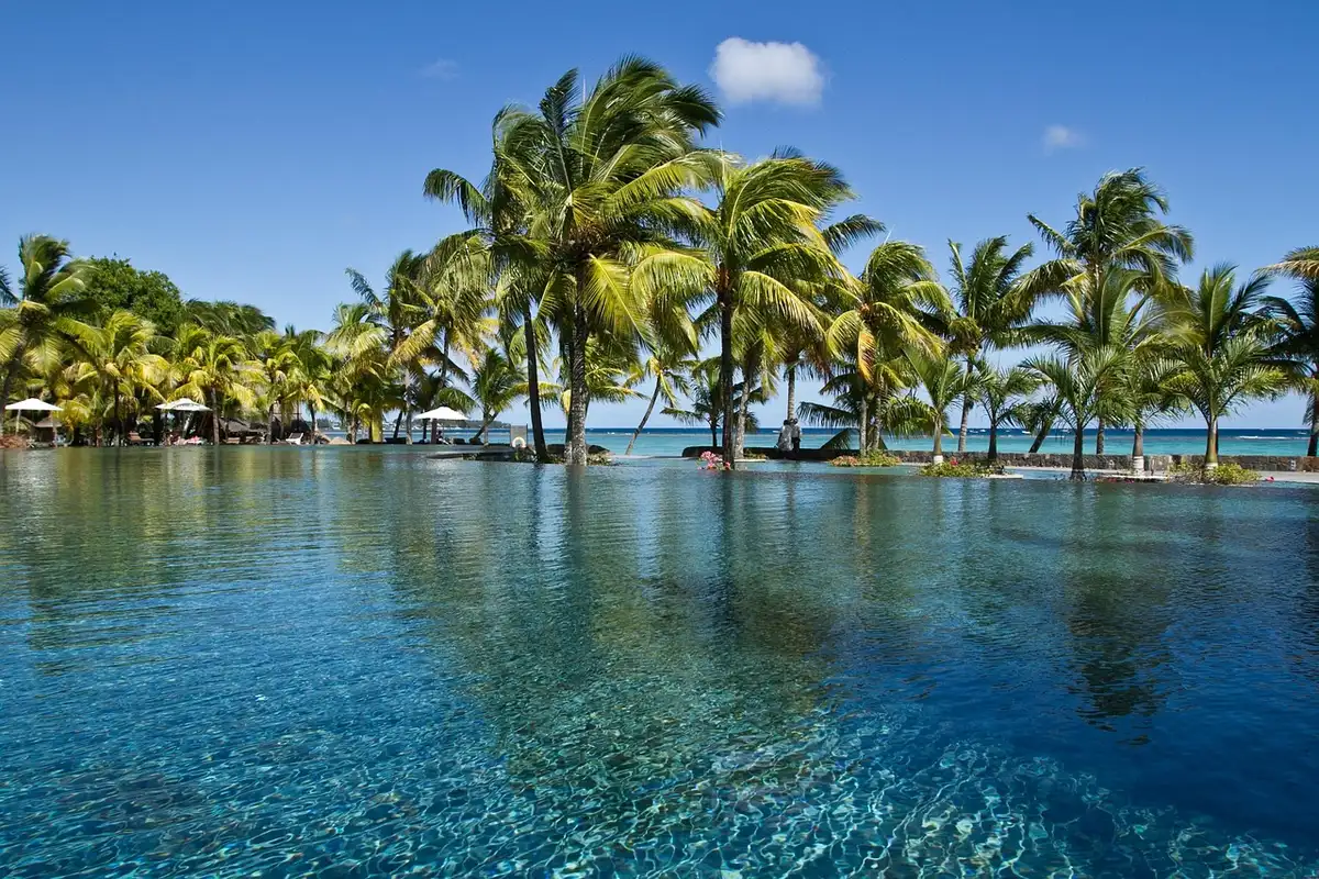 Plage et marina à Grand Baie avec eaux turquoises