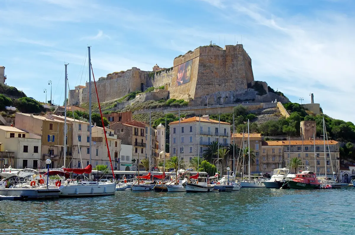 Remparts de la citadelle de Saint-Martin-de-Ré offrant une vue sur le port