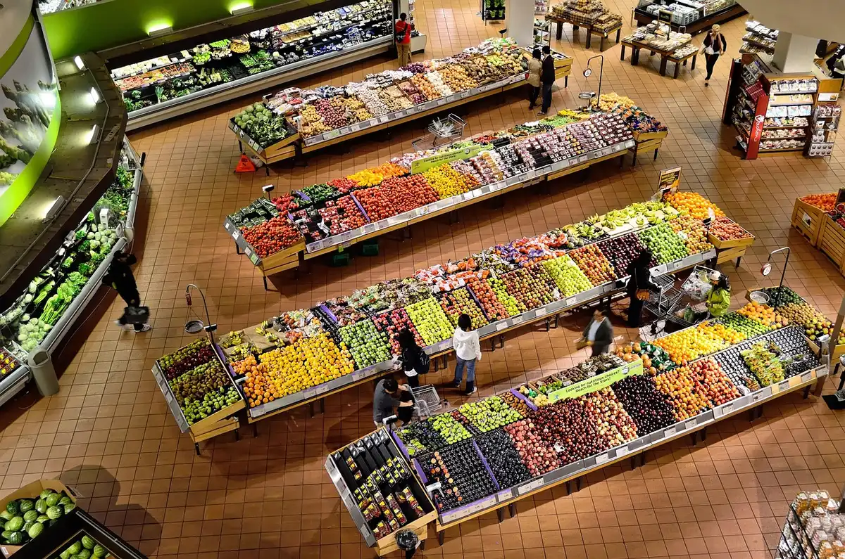 Stands de marché avec truffes, fromages et châtaignes en plein jour
