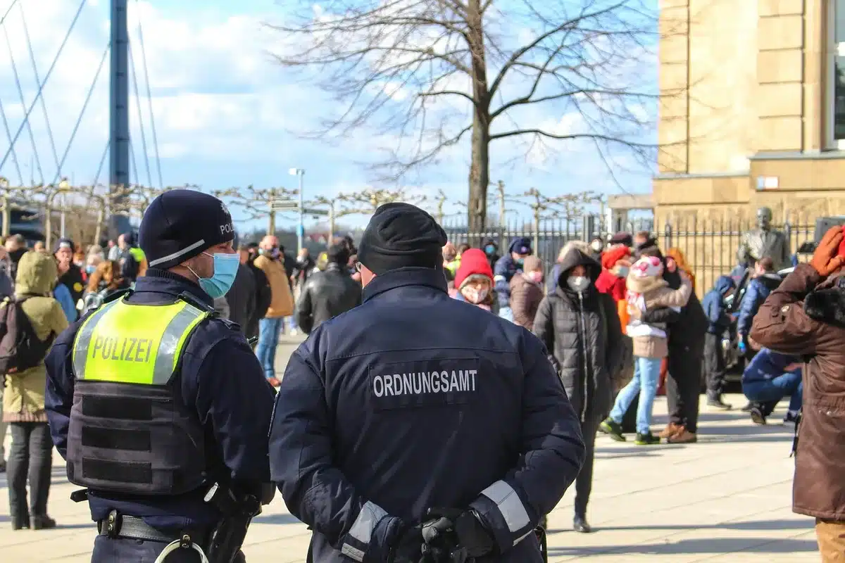 Cortège improvisé en ville avec présence policière et barrières