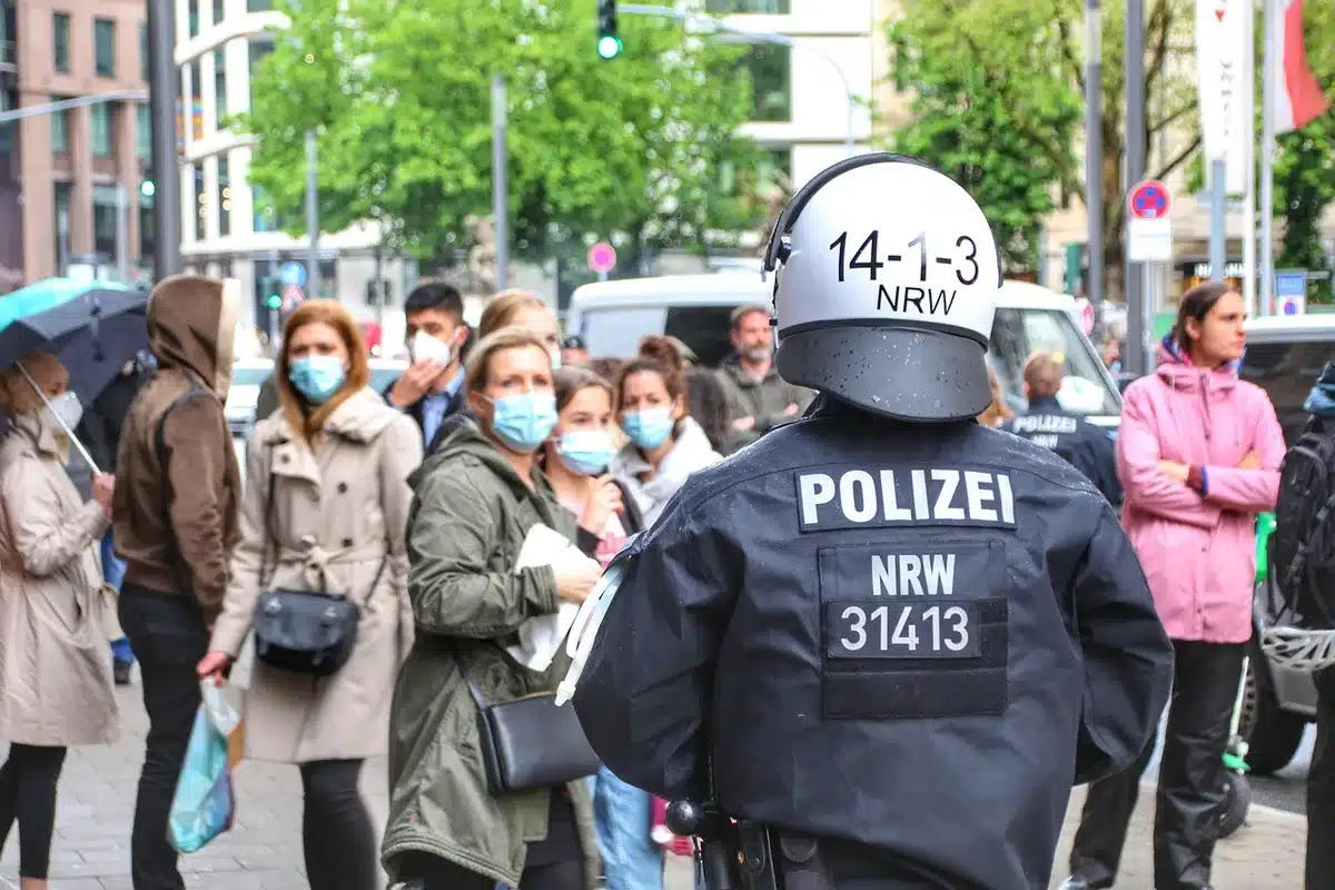 Cordon policier en journée devant une zone urbaine fermée au public