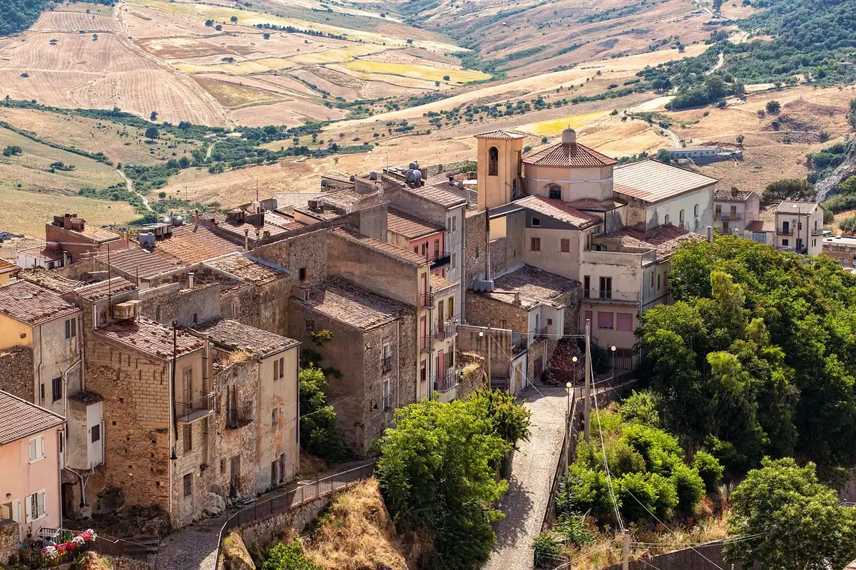 Ruelle pavée et maisons en pierre volcanique à Besse