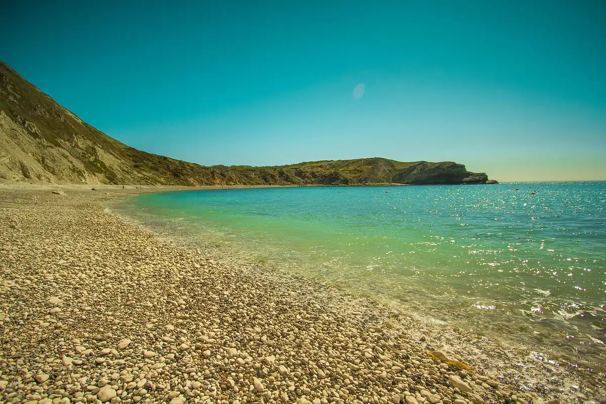 Petite crique rocheuse et eau claire idéale pour le snorkeling