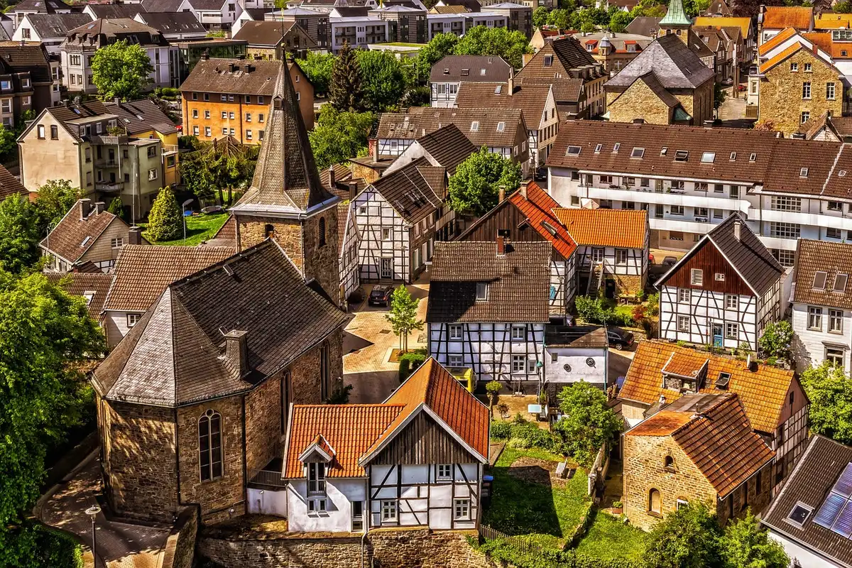 Plan urbain médiéval de la bastide vu d'en haut, rues géométriques et place centrale