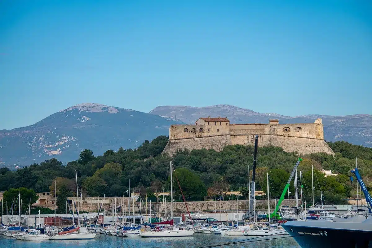 Point de vue du village sur le golfe de Saint-Tropez et la Méditerranée