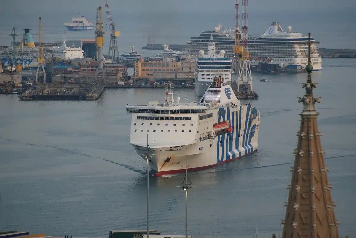 Passagers montant à bord d'un ferry au départ d'un port vendéen, vélos à l'avant