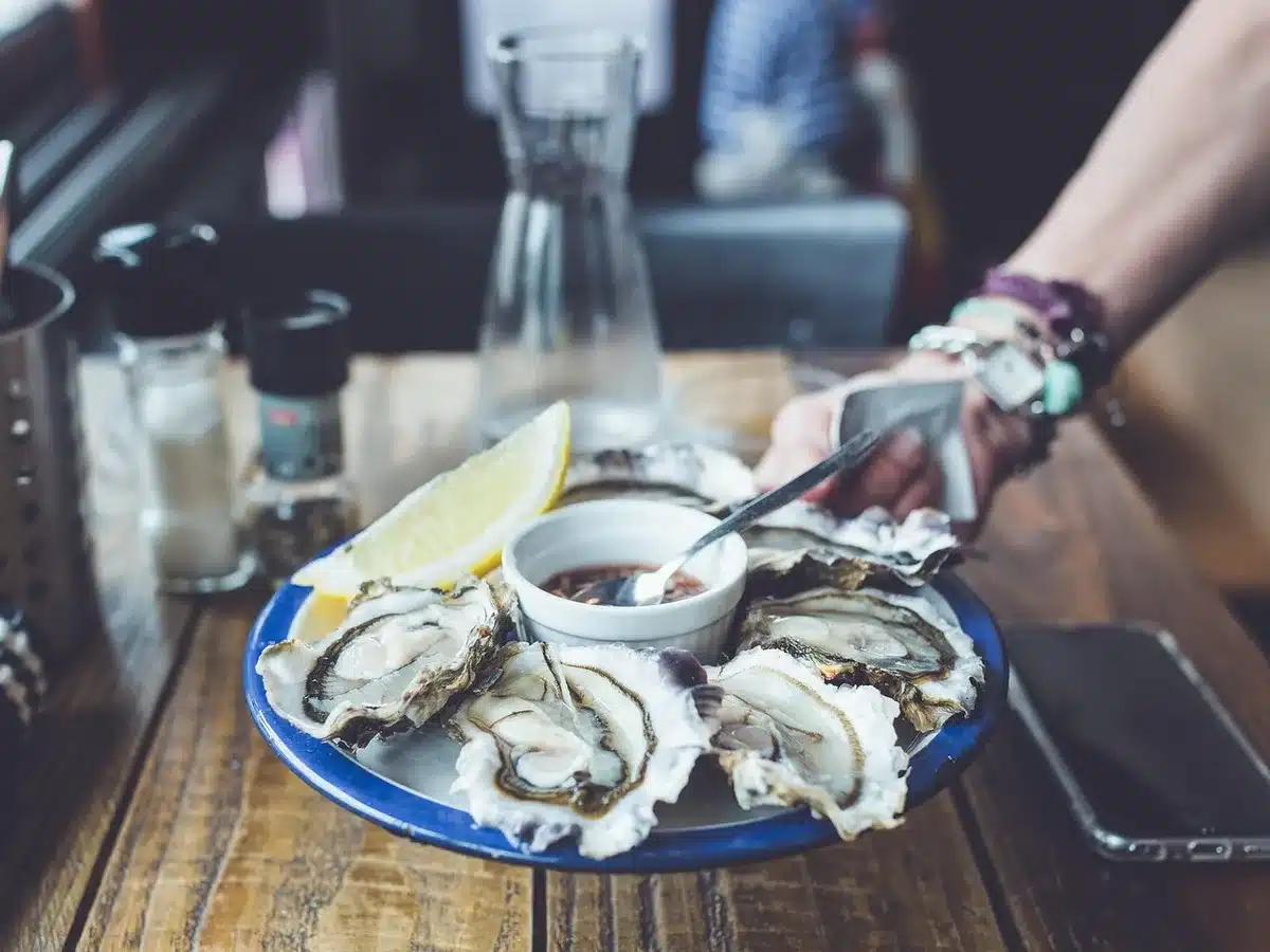 Assiette de fruits de mer et huîtres servies dans un restaurant de bord de mer