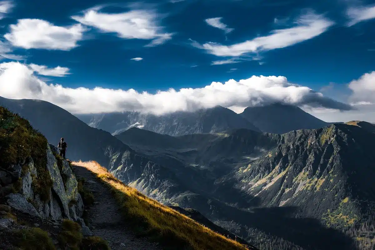 Randonneurs et vététistes sur un sentier avec vue sur le massif du Mont‑Blanc
