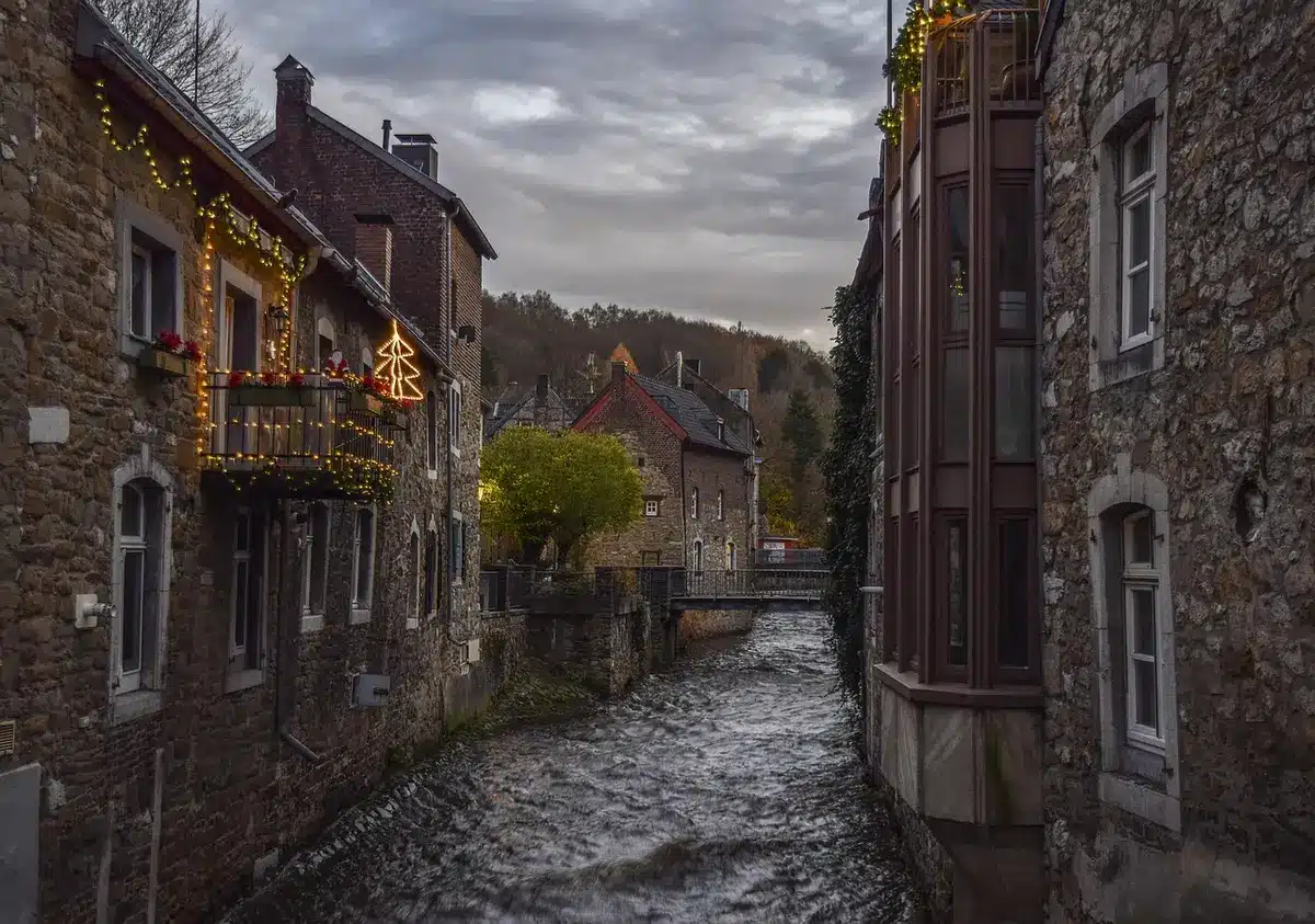 Ruelles pavées et hôtels particuliers invitant à la flânerie