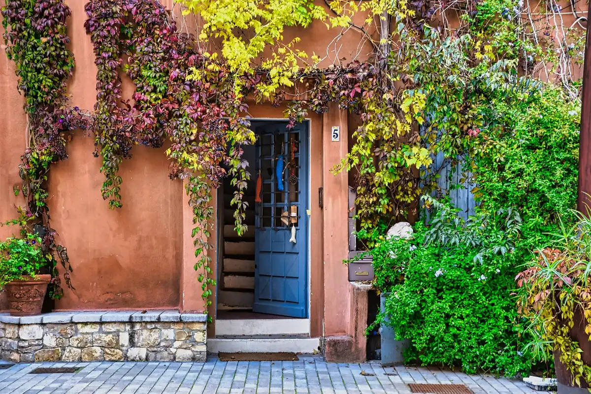 Façades en pierre blonde et ruelle pavée de Lourmarin