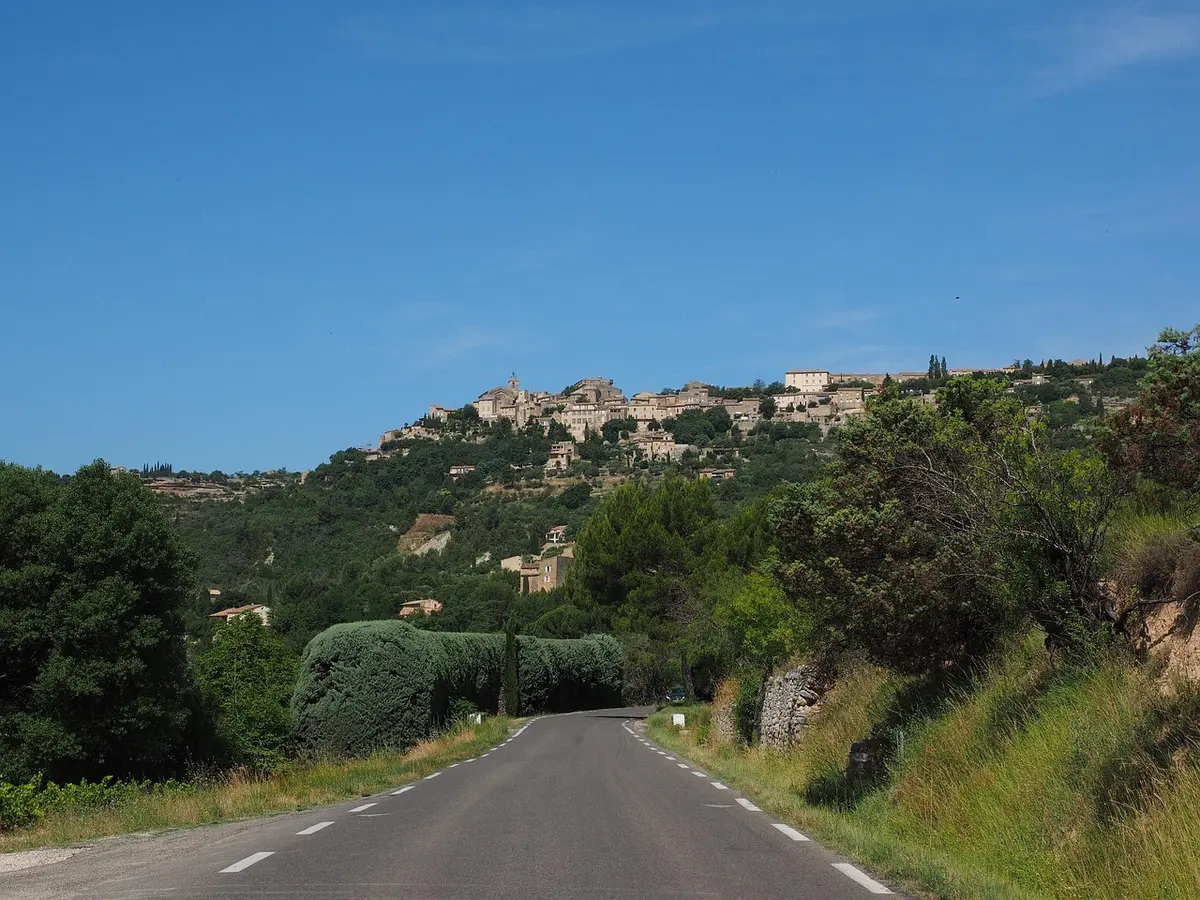 Vue panoramique depuis Saignon sur la vallée du Calavon et les collines du Luberon