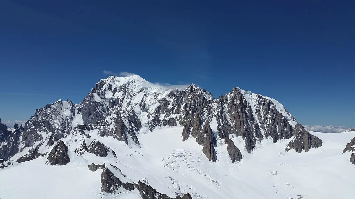 Vue panoramique sur Saint-Véran et les sommets environnants en plein jour